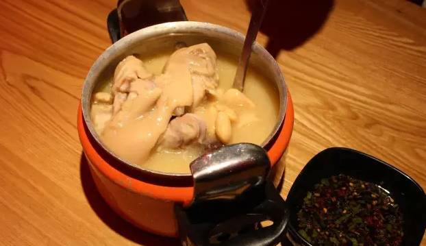 这期新店合集有家店，挤爆滨江，姑娘们一次撸200串都不过瘾！