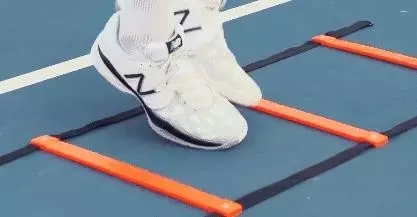 随时随地的步法练习从此再也不用担心没有场地和器材