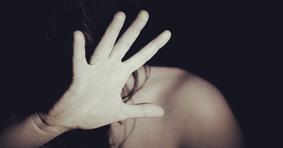 午夜回家我救了被家暴的女人，不久她身上可怖伤口竟离奇消失