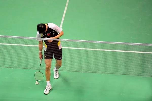 打羽毛球要懂的球场礼仪,打羽毛球时如何看球