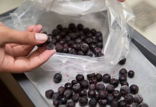 苹果切开后会氧化有什么办法,苹果切开久了变色还能吃吗