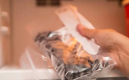 苹果切开后会氧化有什么办法,苹果切开久了变色还能吃吗