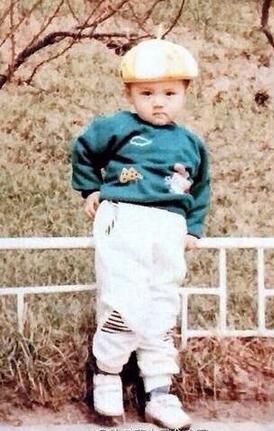 耿直鹿晗真是好脚力，身高不够，踮脚来补，带动大家一起踮起来