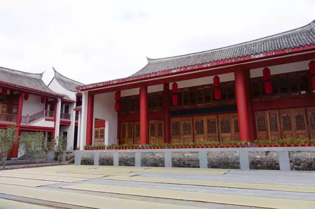 一个长得像李小龙的男人，在长泰一村子里，建了个千与千寻的奇幻世界