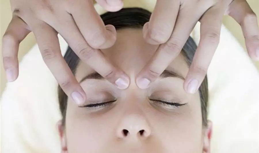 姑娘,你漏电了!