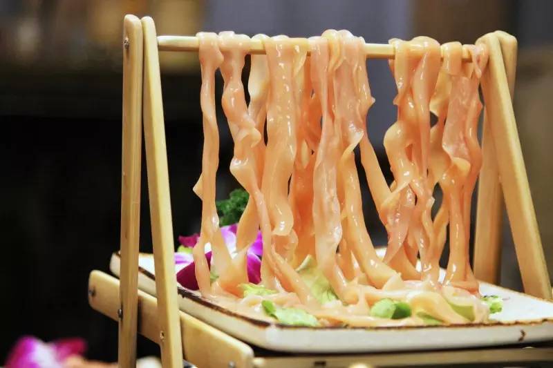 「有福利！」凤望龙门开业来，只有四人吃到最后的特辣锅，我们挑战了全素菜