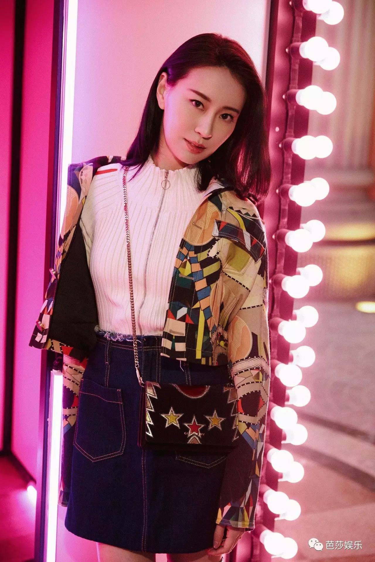 运动条纹星星包，亮闪闪鱼尾裙，从前穿灰布旗袍的王乐君居然这么时髦！