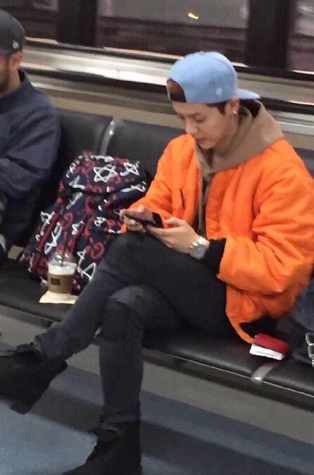 耿直鹿晗真是好脚力，身高不够，踮脚来补，带动大家一起踮起来