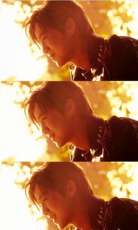 耿直鹿晗真是好脚力，身高不够，踮脚来补，带动大家一起踮起来