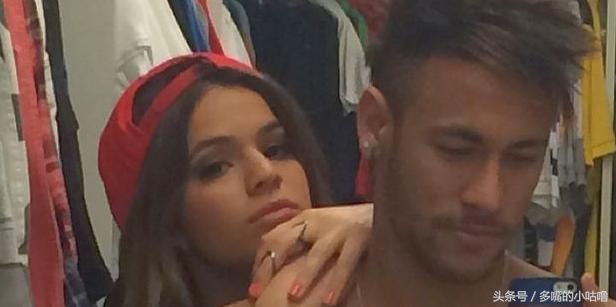 内马尔叼纸巾,内马尔戴耳机叼金链