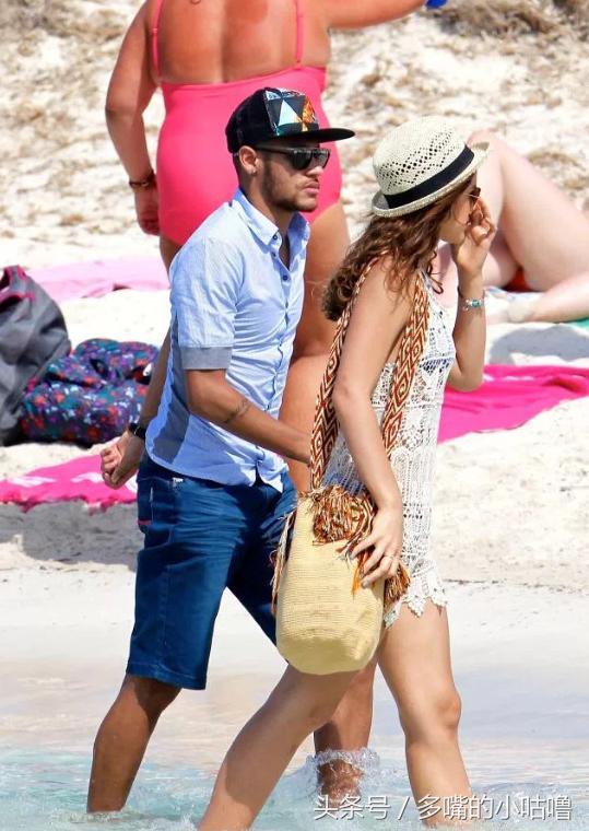 内马尔叼纸巾,内马尔戴耳机叼金链