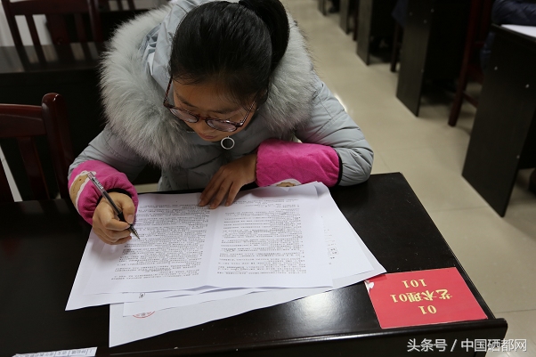 恩施市三中56名青年教师同台竞技解题“内功”