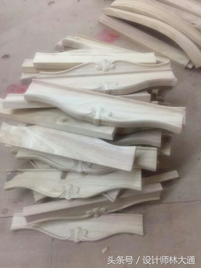 小伙子在工地上做木工一月多少钱,打工小伙做沙发