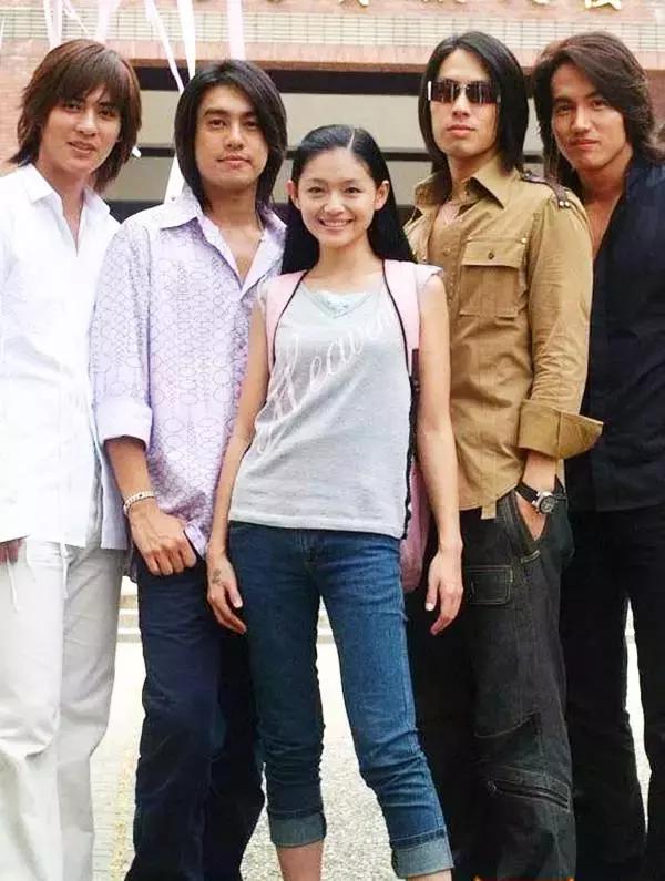 看杨幂职场着装如何搭配,袁姗姗和杨幂同款运动装