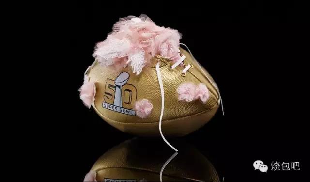 唯物|情人节倒计时,去看50个潮牌出的超级碗纪念球,独一无二