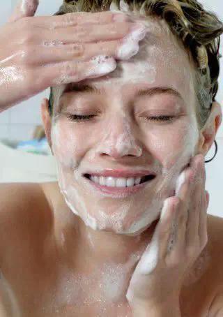 每天坚持这样洗脸没皱纹,怎么样的洗脸顺序不长皱纹