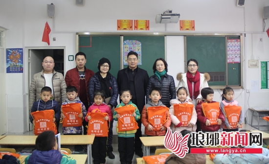 琅琊新闻网携手龙园向朴园小学一年级学生赠绘本