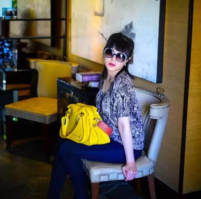 没钱装逼，她用假包换了100万......