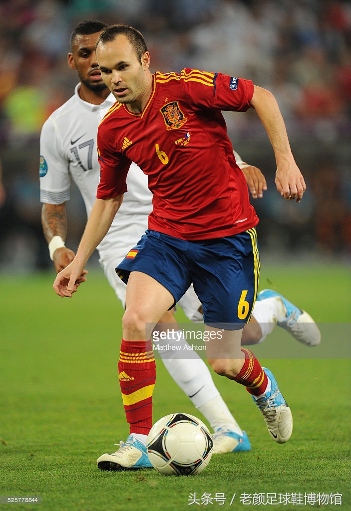 足球鞋阿迪和耐克谁更强,足球鞋耐克暗杀系列