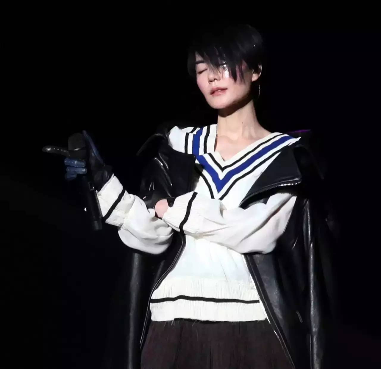 天价？跑调？那又怎样？王菲依旧是那个超级时尚IT