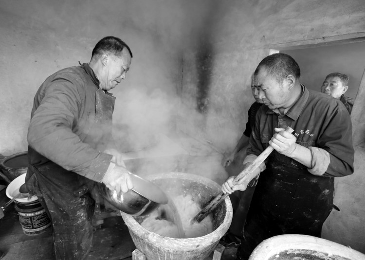 左手端瓢、右拳震瓢，才是正确的漏粉条姿势，老手艺多少人见过？