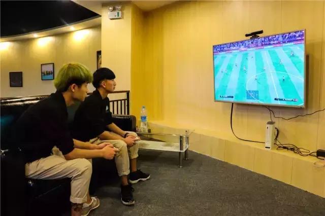 40寸曲面屏+全场乔氏台球桌，这恐怕是我在天津见过最牛的网咖