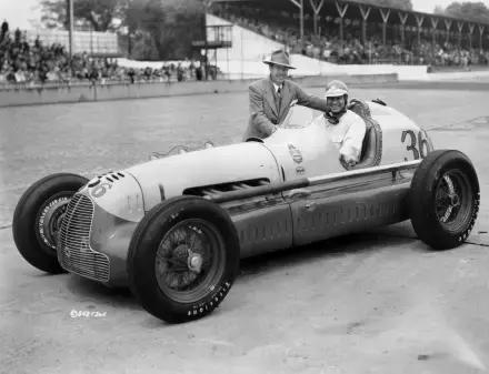 有史以来最狂放的双引擎赛车，来自巴士制造商