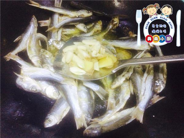 大蒜烧咸鱼做法,大蒜烧咸鱼步骤