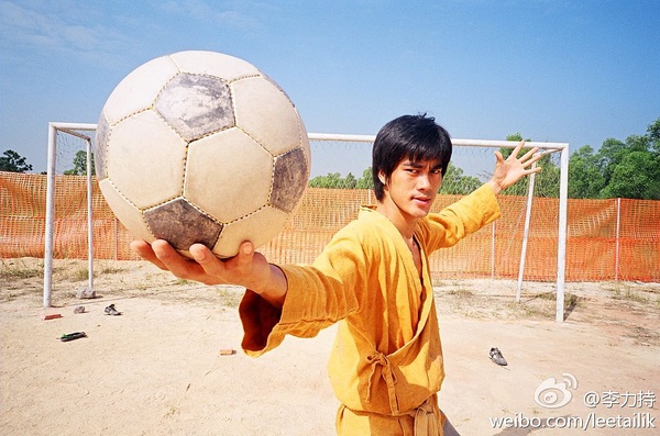 张柏芝莫文蔚谈少林足球,张柏芝莫文蔚少林足球拍摄片场