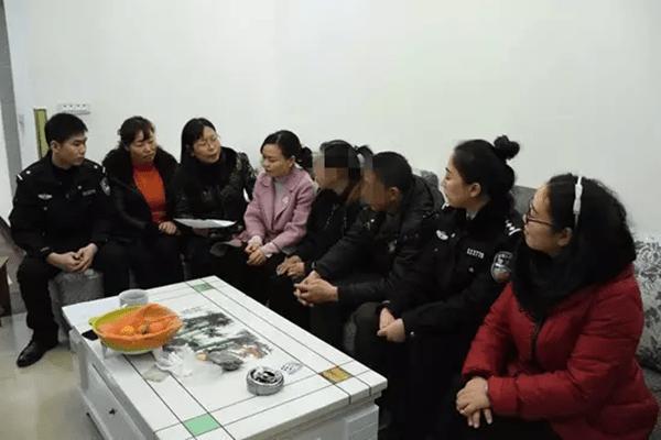 酒后戳伤妻子手指看妇联和民警如何“收拾”他