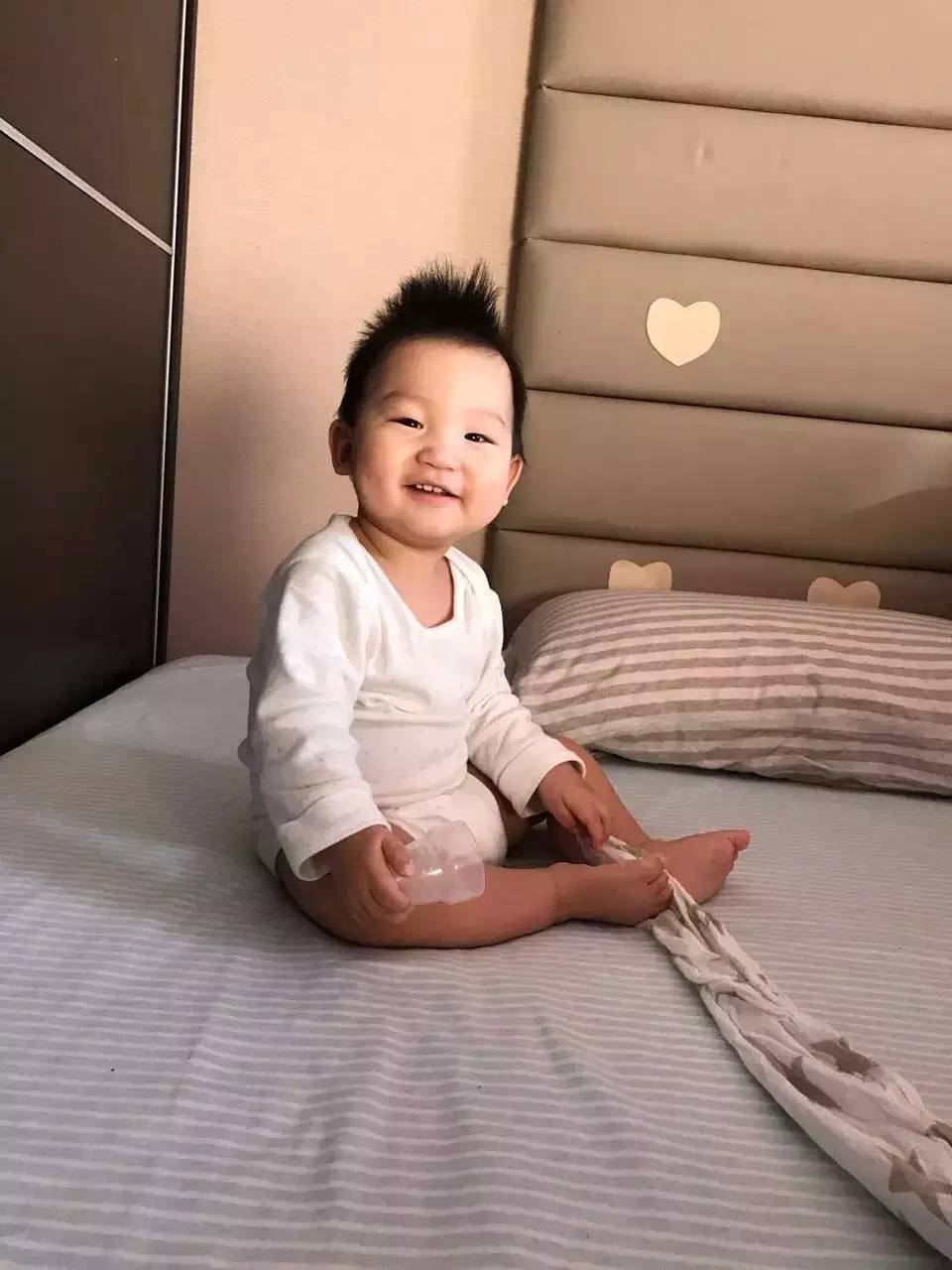 读者来稿丨抱着邦尼兔睡觉、拎着定型枕逛街、在公园里给土豆推秋千……小朋友的安抚物大集合！