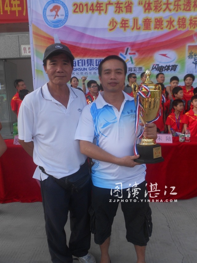 记一位热心肠的人,记一位乐于助人的人作文400字