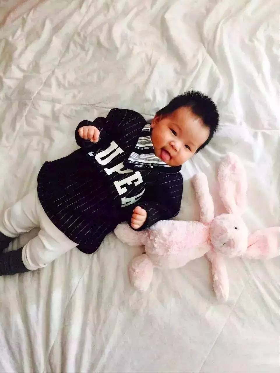 读者来稿丨抱着邦尼兔睡觉、拎着定型枕逛街、在公园里给土豆推秋千……小朋友的安抚物大集合！