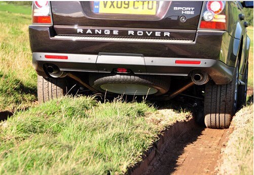 开车最怕蹭底盘，严重影响车辆安全，教你几种技巧化解