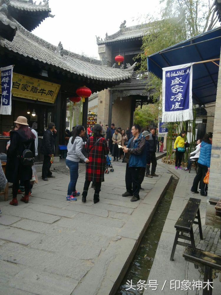 陕北俊俏女子勇闯袁家村大嘴吃四方