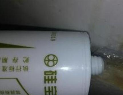 厨房水槽橱柜泡水烂掉,厨房水槽缝发霉了