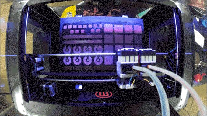 一块板，放张膜就实现任何功能，控制机器人也没问题，什么黑科技