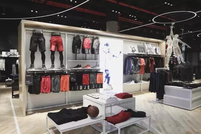 我们带着MeloM13来到即将重装开业的NIKE体验店