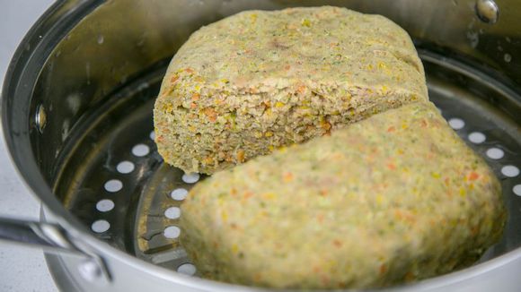 陈赫晒女儿给狗狗喂食,陈赫晒萌宠照片狗狗名字太霸气