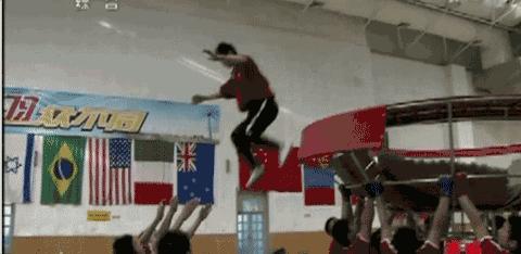 妈呀，我可能看了假的春晚