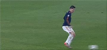 足球假摔演技爆表,足球场上演技派假摔高手