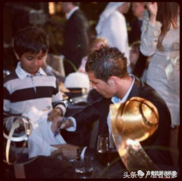 14岁迪拜男孩花200万买球鞋，叔叔阿姨你们穷爆了！