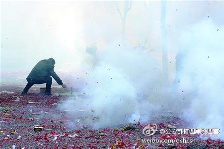 烟花掉下来砸到头,烟花男子右眼被炸伤