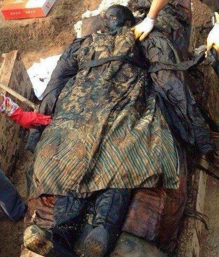 挖出龙袍干尸墓,工地施工挖出一具女尸