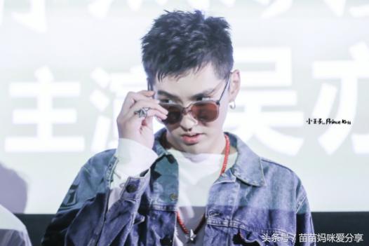 李小璐最新自拍照片,李小璐晒自拍美照镜头电眼妆容