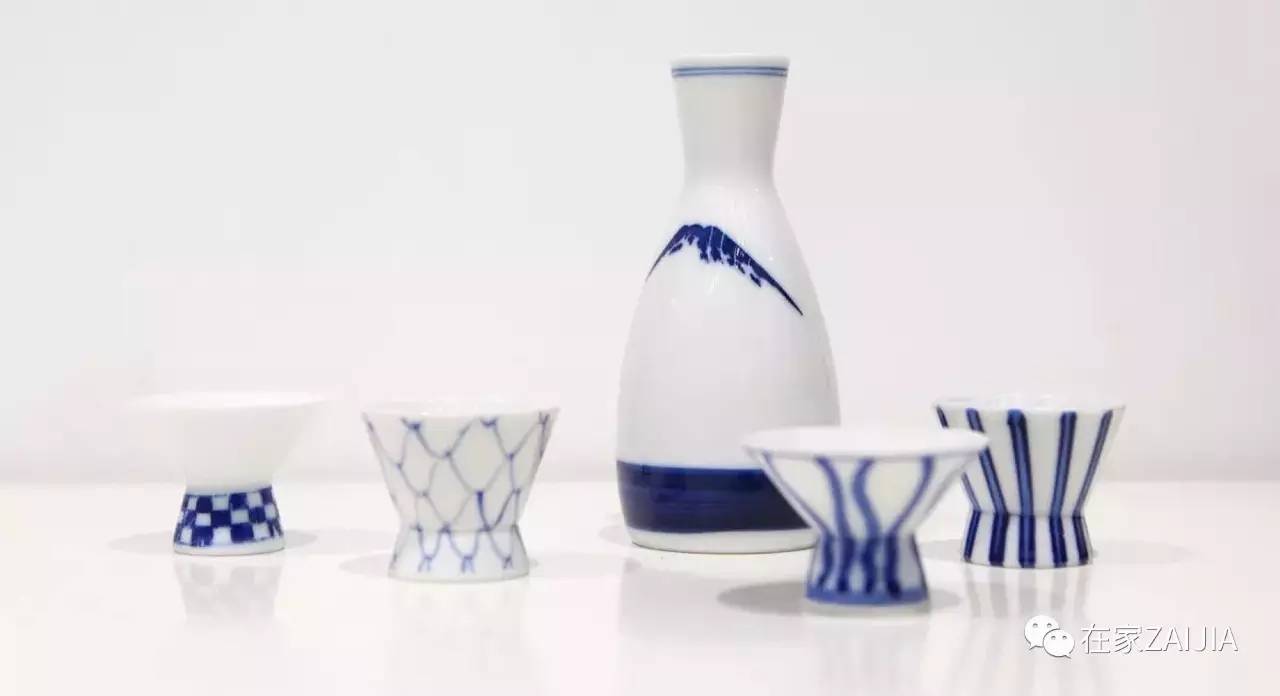 年夜饭香喷喷举起酒杯敬家人,年夜饭的碗和酒杯