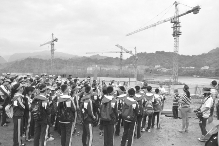 老少牵手,老少牵手慰问情暖童心