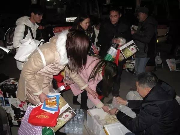 第五届“温暖之翼爱心在飞”首航抵兴｜60名安龙籍外出务工人员回家啦~