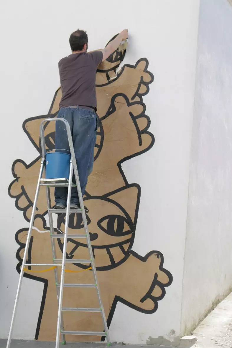 有一个街头艺术家把一只猫涂遍了巴黎,后来它遍布了全世界