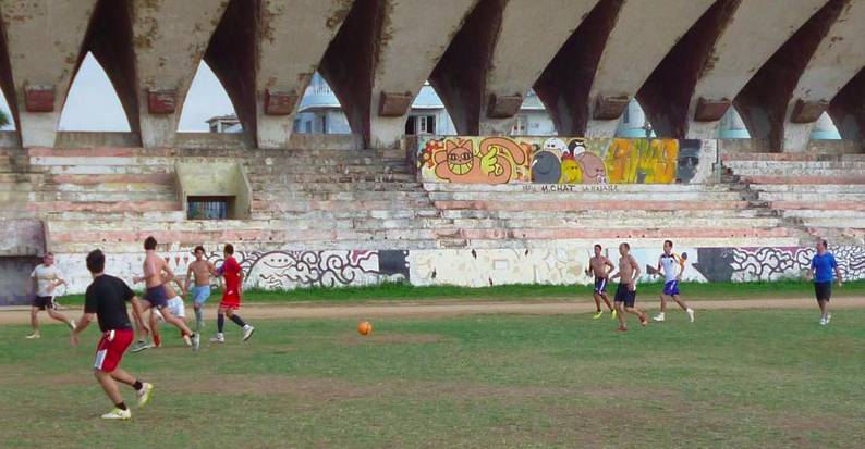 有一个街头艺术家把一只猫涂遍了巴黎，后来它遍布了全世界